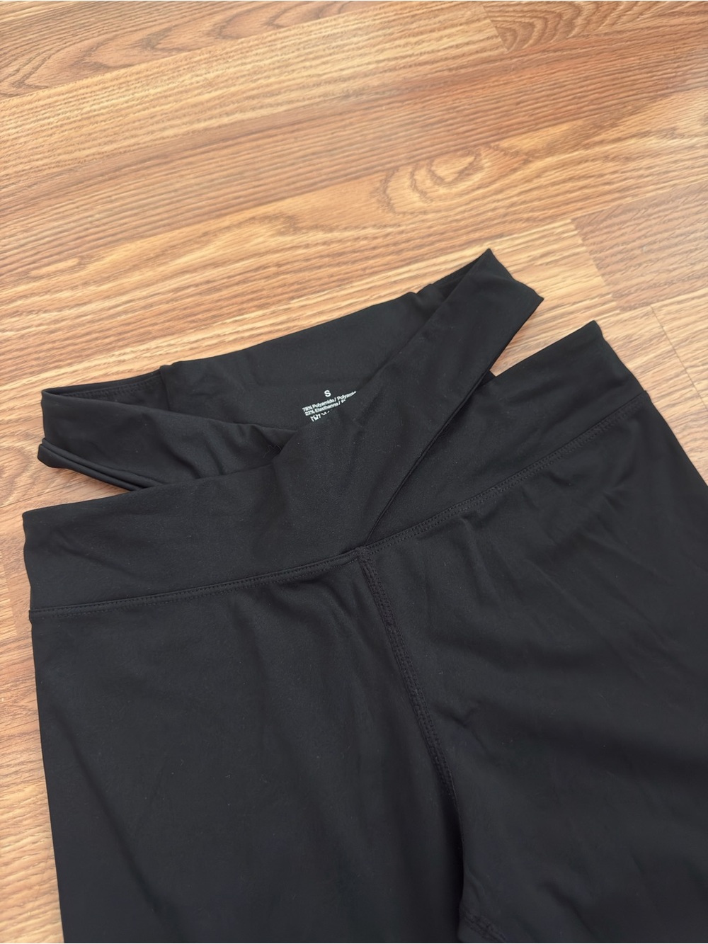 Black Crossover V-Waist Leggings Size Small - Picture 2 of 3